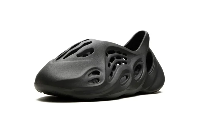 Yeezy Foam Runner "Carbon" - Image 4